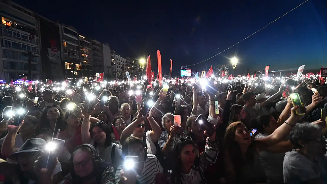 İzmir'de birlik günü: Gündoğdu Meydanı ışıl ışıl
