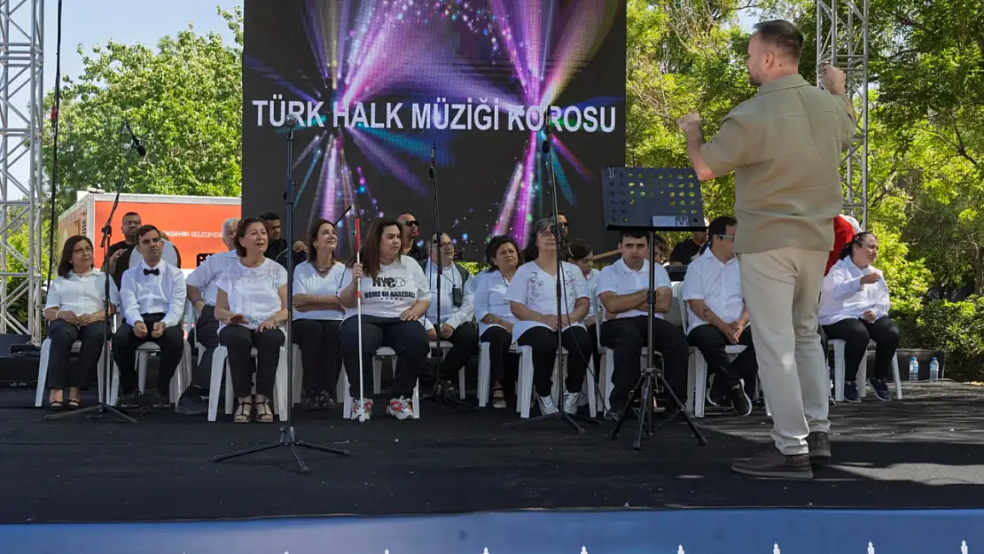 İzmir'de 'Çarşamba Eğlencesi' gönülleri fethetti