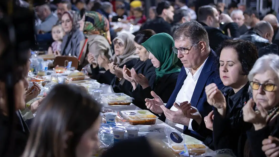 İzmir'de dayanışma sofraları büyüyor: Başkan Tugay Kınık'ta iftara katıldı