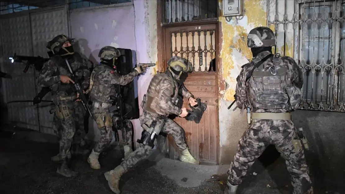 İzmir'de DEAŞ'a para aktaranlara şafak operasyonu!