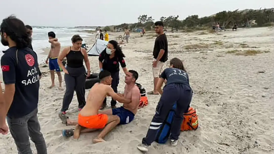 İzmir'de denize giren genç arkadaşlarının feryatları arasında boğuldu