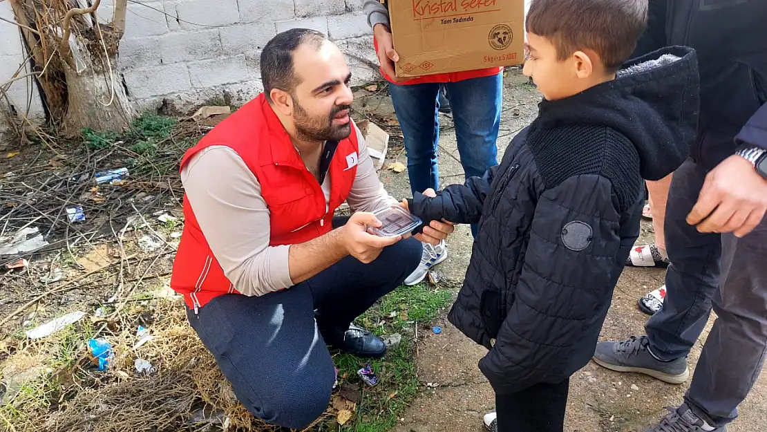 İzmir'de dikkat çeken hareket: Kızılay Dubai çikolatası dağıttı!