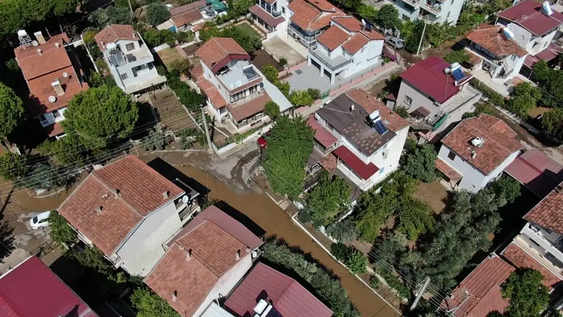 İzmir'de etkili olan sağanak hayatı olumsuz etkiledi