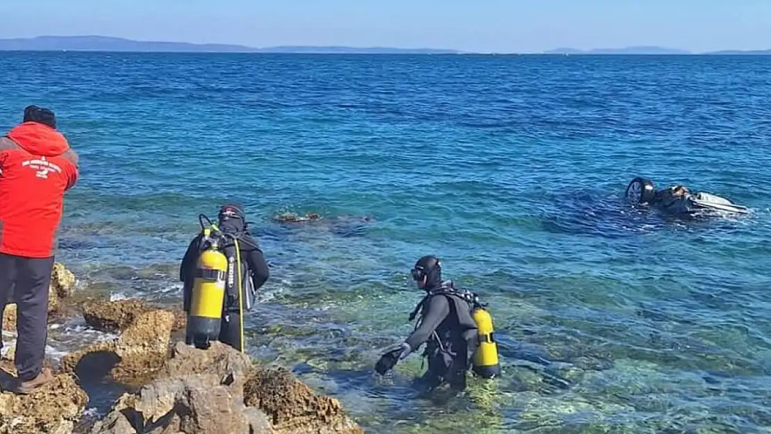 İzmir'de feci kaza: Kontrolden çıkan araç denize uçtu