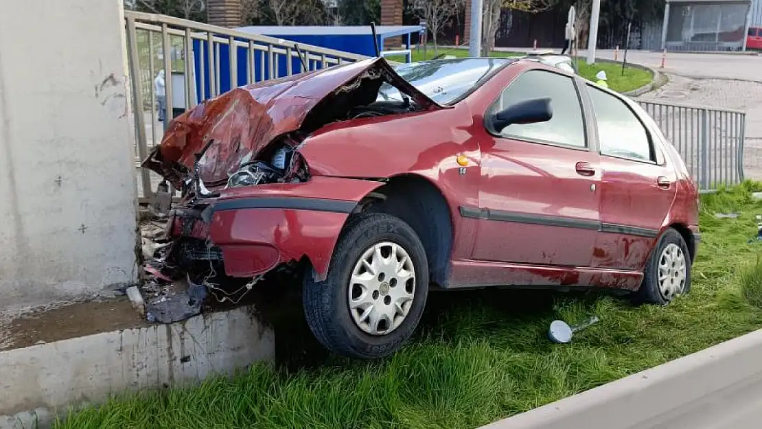 İzmir'de feci kaza: Otomobil üst geçide çarptı