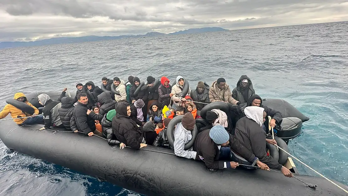 İzmir'de göçmenleri Sahil Güvenlik kurtardı