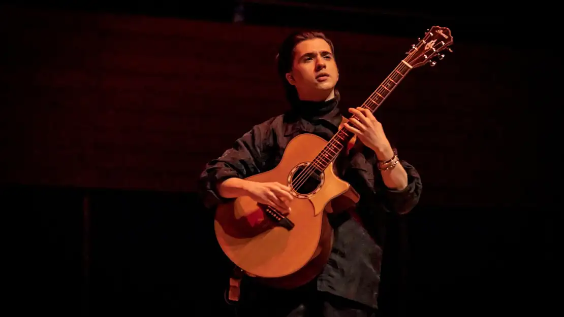İzmir'de ilk konser, sahnede tek gitarla senfoni