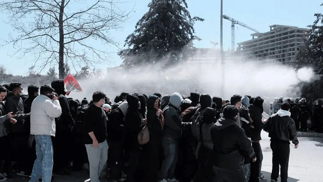 İzmir'de 'İmamoğlu' eylemi: Öğrenciler gözaltında!