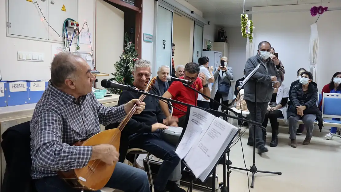 İzmir'de kanser hastalarına moral konseri: Müzikle şifa buluyorlar!