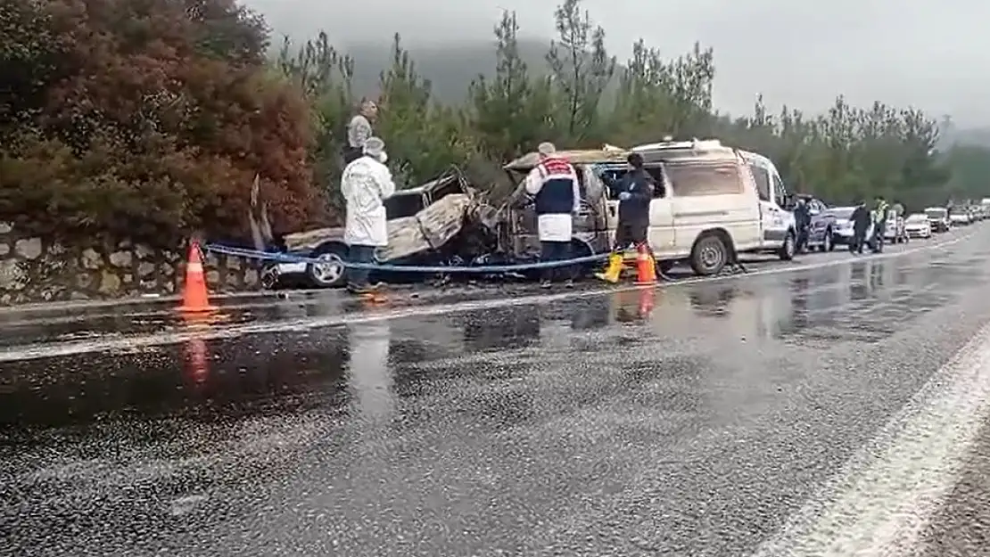 İzmir' de kaza: Araç alev aldı!