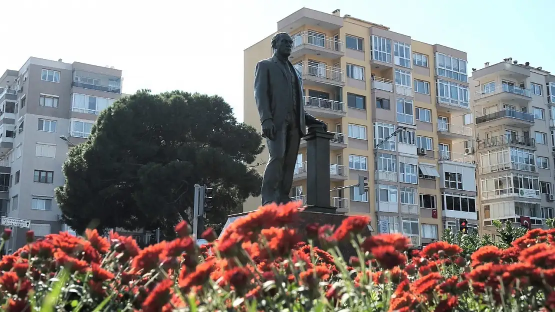 İzmir'de meydanlar kasımpatılarla renklendi: Ata'ya anlamlı hazırlık