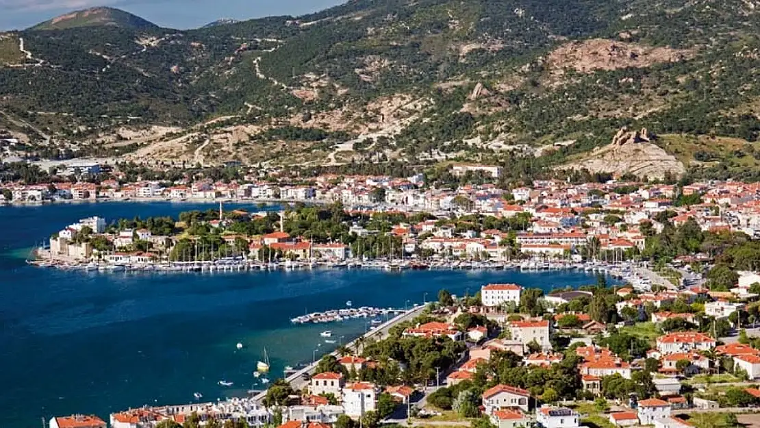 İzmir'de otantik bir yere gitmek isteyenler mutlaka buraya uğrasın: Taş evler, deniz, lezzetli Ege yemekleri, geceleri müzik hepsi var