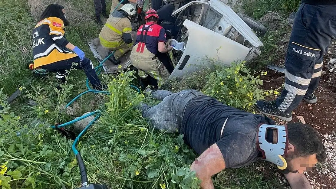 İzmir'de otomobil şarampole devrildi: 2 yaralı