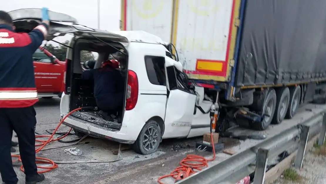 İzmir'de otomobil tıra çarptı, sürücü yaşamını yitirdi