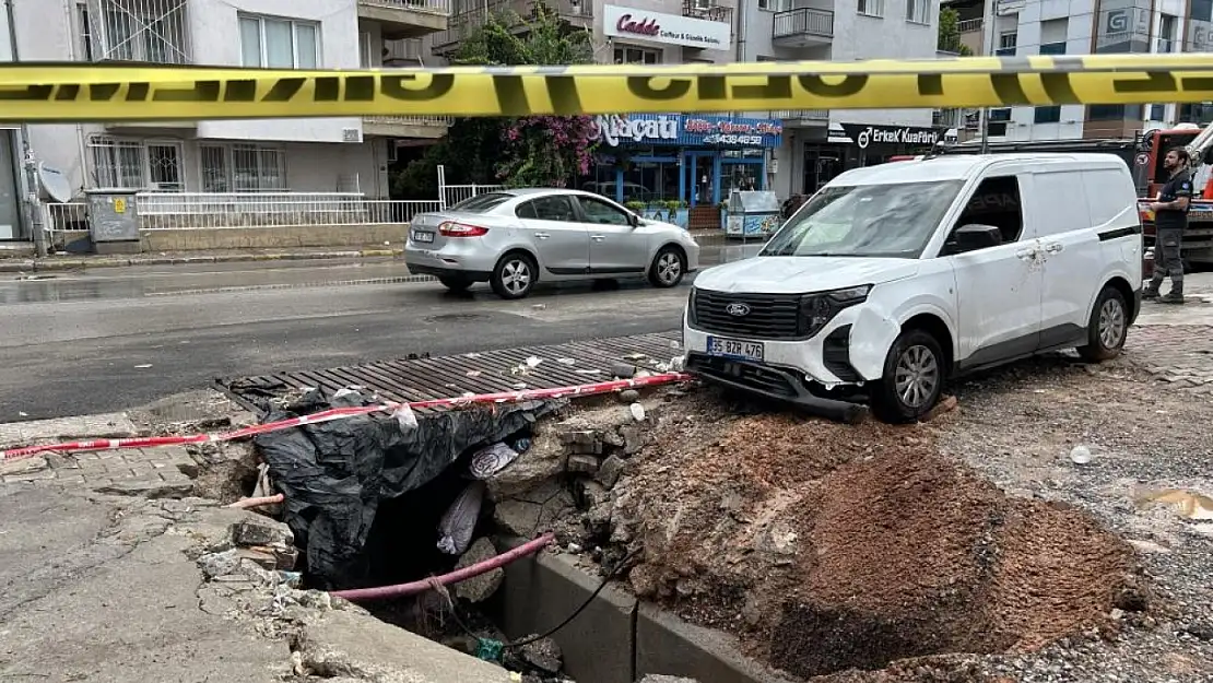 İzmir'de park halindeki araç göçen yola düştü