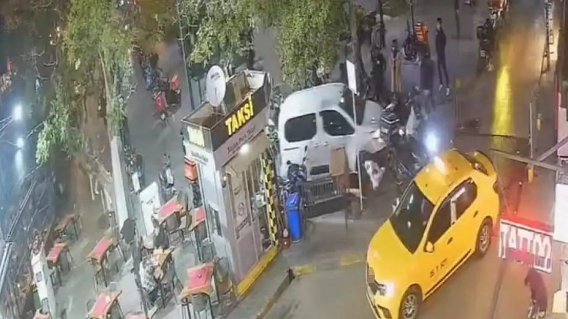 İzmir'de polisten kaçan araç, park halindeki motosikletlere çarptı!
