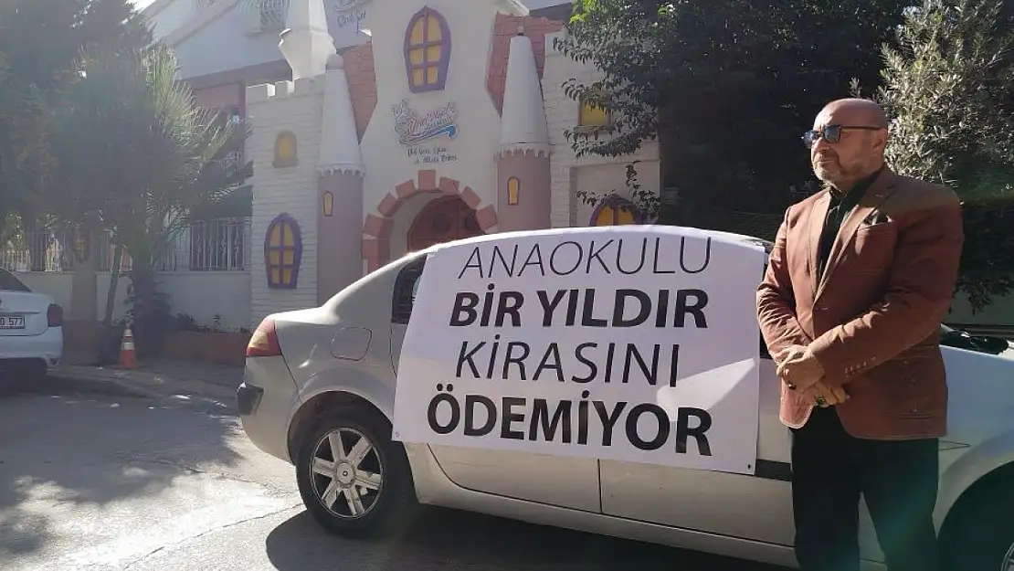 İzmir'de şaşkına çeviren olay: Anaokuluna pankart astı!