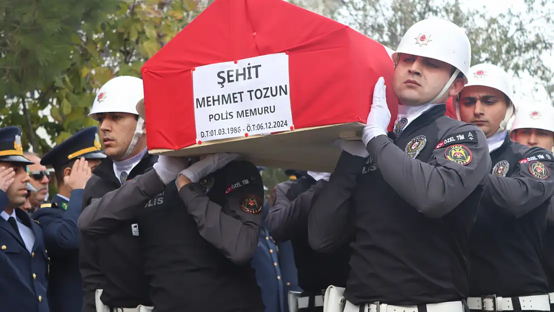 İzmir'de şehit olan polis memuru son yolculuğuna uğurlandı