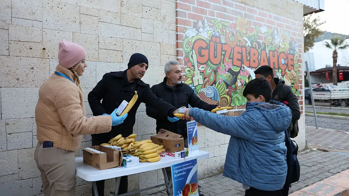 İzmir'de simit, süt, meyve ve kuruyemiş artık okul kapılarında!