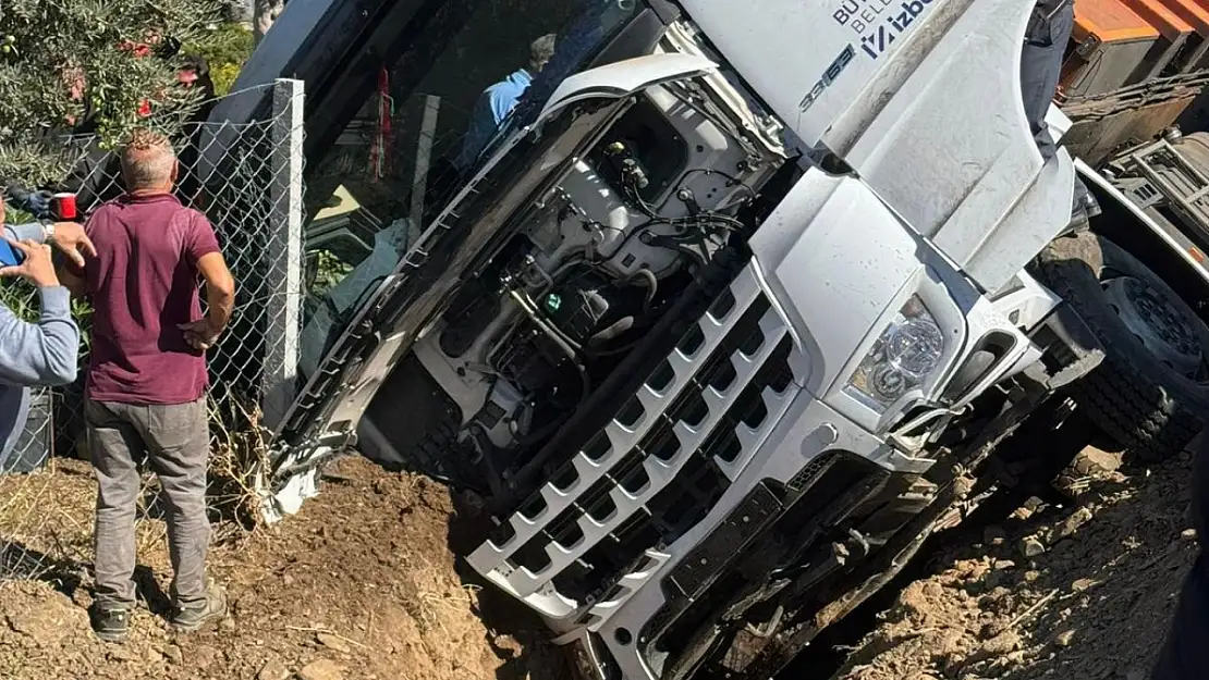 İzmir'de trafik kazası: Arıkbaşı yolunda tır devrildi!