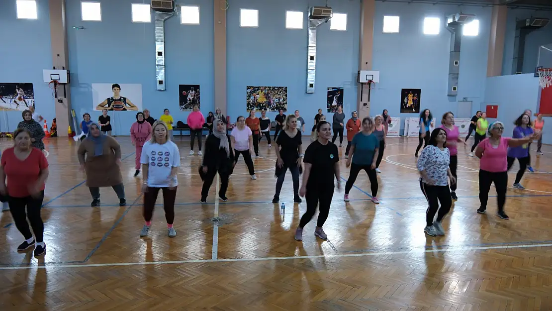 İzmir'de ücretsiz zumba kursu kadınları buluşturuyor