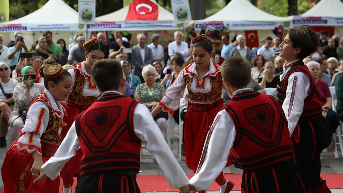 İzmir'de Uluslararası Balkan Şenliği coşkuyla kutlandı