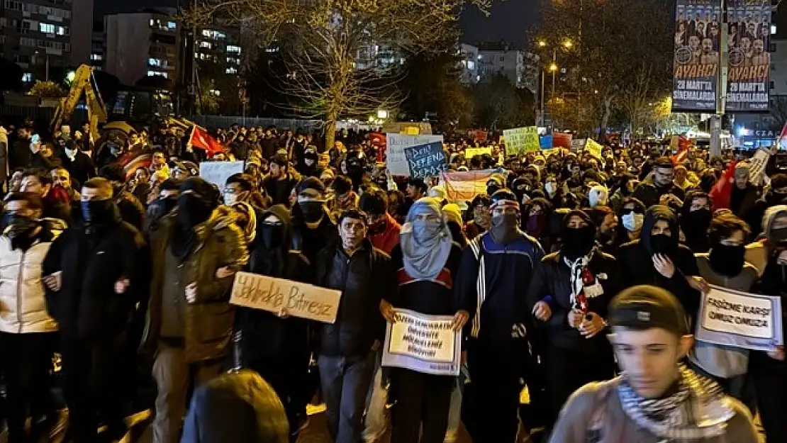 İzmir'de yasaklara rağmen protesto: Öğrenciler sokaklarda