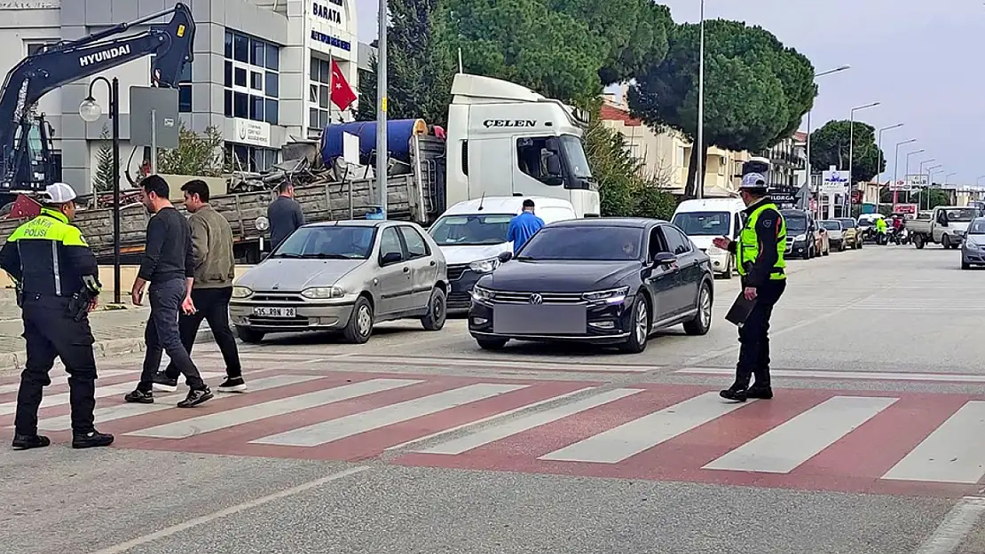 İzmir'de yaya güvenliği uygulamaları sürüyor: Kural ihlaline rekor ceza