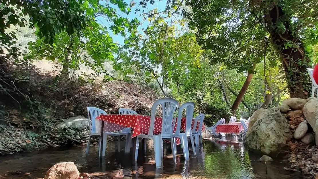 İzmir'e yakın kahvaltı rotalarında zirve değişti! Derenin içine kurulan masalar Şirince'yi unutturdu