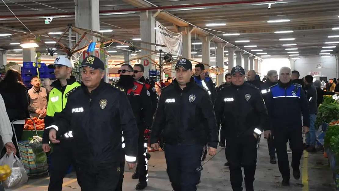 İzmir Emniyet Müdürü Sel, Menemen’de Huzurlu Sokaklar uygulamasını yönetti