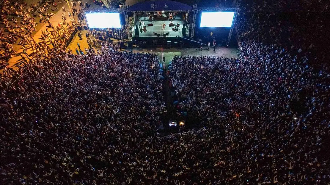 İzmir Fuarı'nda unutulmaz gece