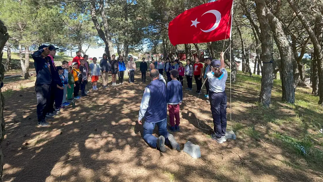 İzmir'in bu ilçesinde gençler doğayla iç içe eğitim alıyor: Çadır kuruyor, yön buluyorlar!