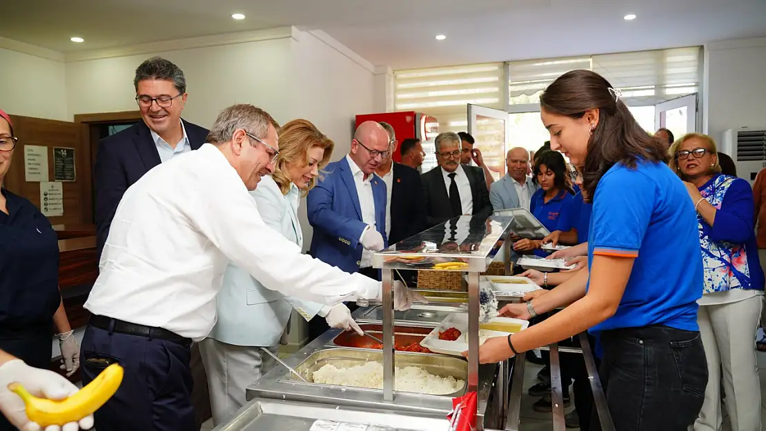 İzmir'in kent lokantasına karşı öğrenci lokantası ile meydan okuyor