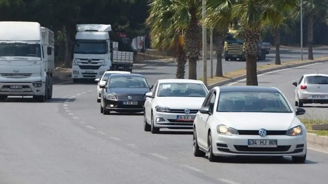 İzmir'in trafiğe kayıtlı taşıt dağılımı açıklandı: Araç sayısı yüzde kaç arttı?