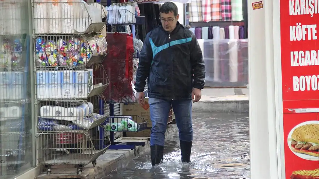 İzmir Kemeraltı’nı yine su bastı, esnaf belediyeye tepki gösterdi