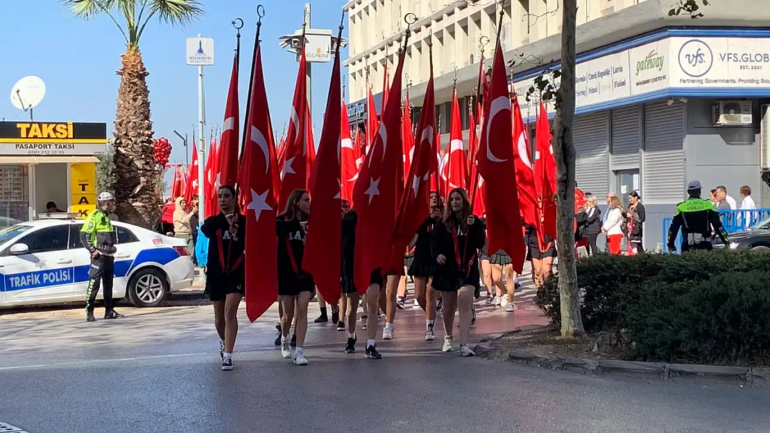 İzmir kırmızı beyaza boyandı: İzmir'de fotoğraflarla 29 Ekim coşkusu