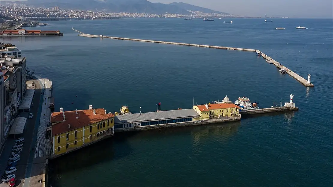 İzmir kıyılarında su çekildi, iskele ulaşıma kapatıldı