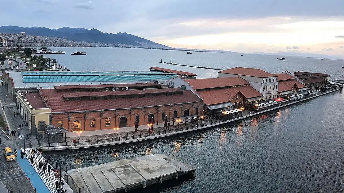 İzmir Konak Pier’de trafo patladı iddiası!