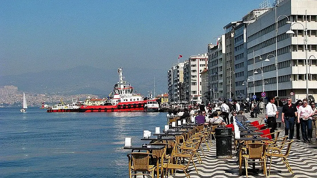 İzmir Kordon Boyu’nda mülteci şovu