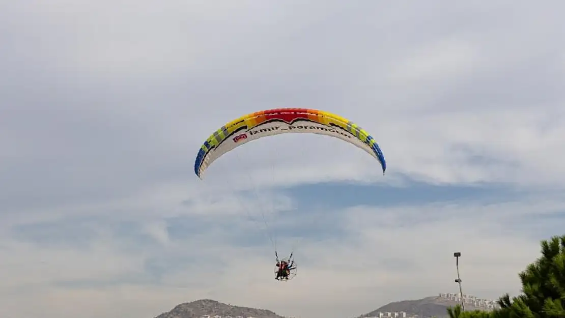 İzmir Körfezi'nde paramotor deneyimi 