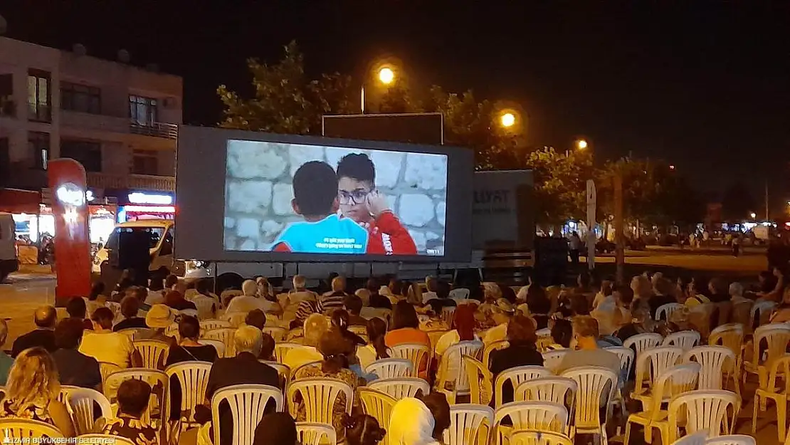 İzmir’de açık hava sineması keyfi devam ediyor