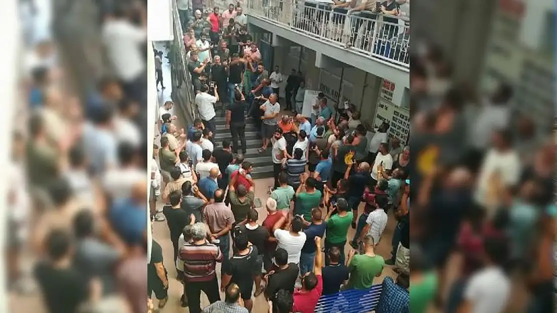 İzmir’de akaryakıt zammı protesto edildi