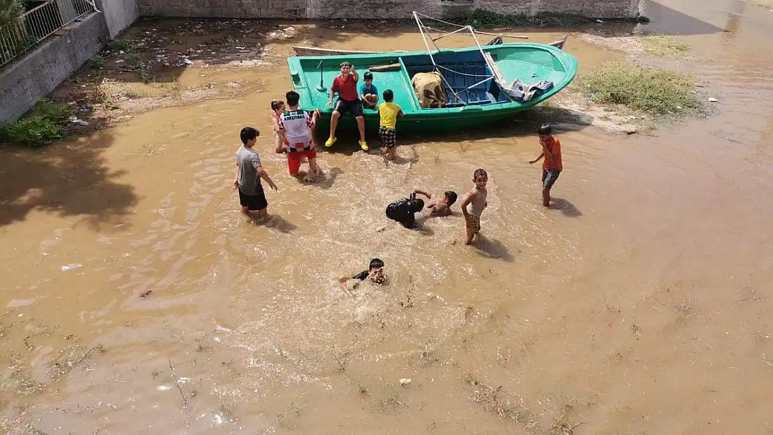 Karşıyaka’da ana su borusu patladı: Çocuklar boş arsada yüzdü