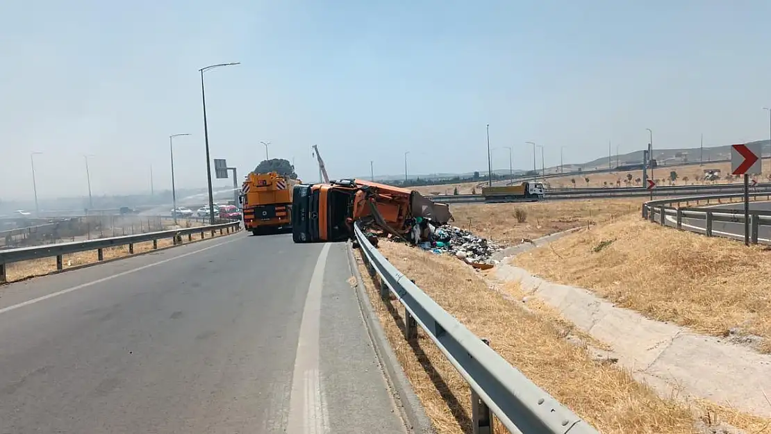 Atık taşıyan çekici devrildi: 1 yaralı