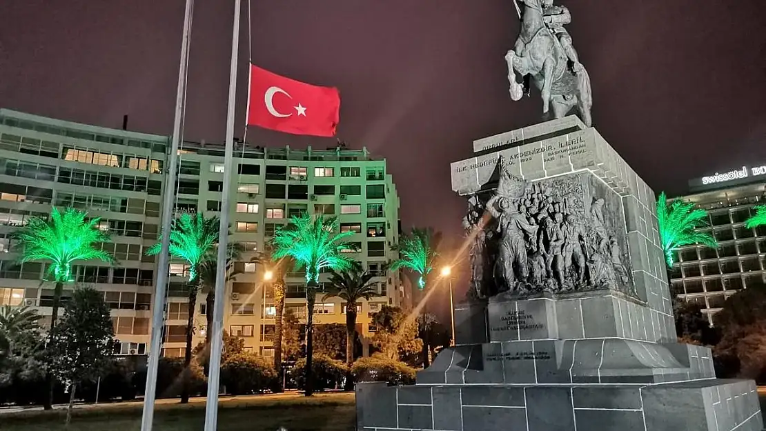 İzmir'de bayraklar yarıya indirildi