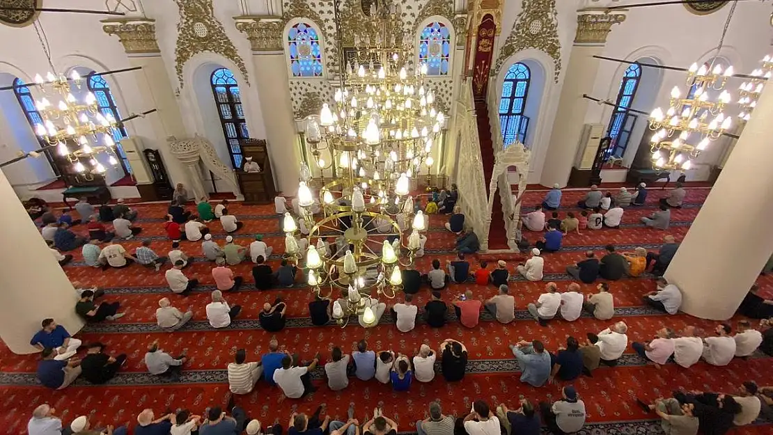 İzmir’de bayram namazı için camiler doldu