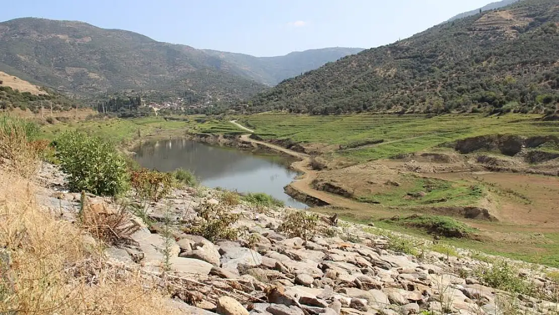 İzmir’de bir baraj  tamamen kurudu