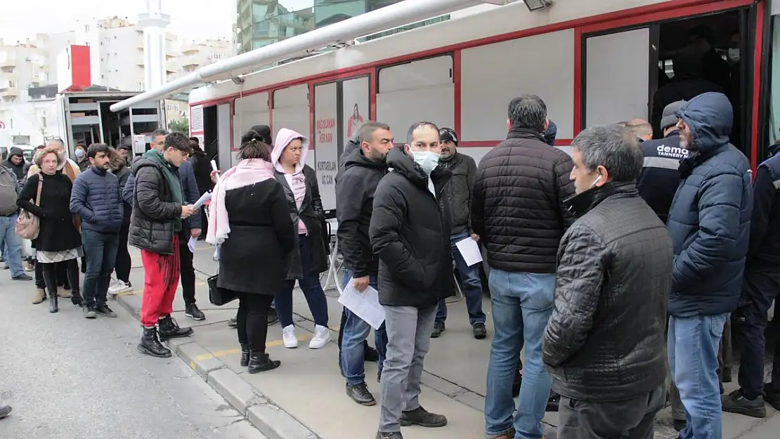 İzmir'de deprem bölgesi için kan bağışı seferberliği