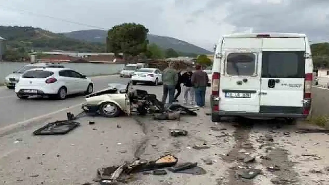 İzmir’de feci kaza… Otomobil ikiye ayrıldı