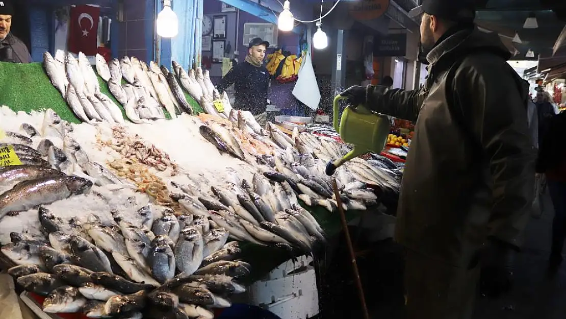 İzmir’de fırtına balık tezgahlarını etkiledi!